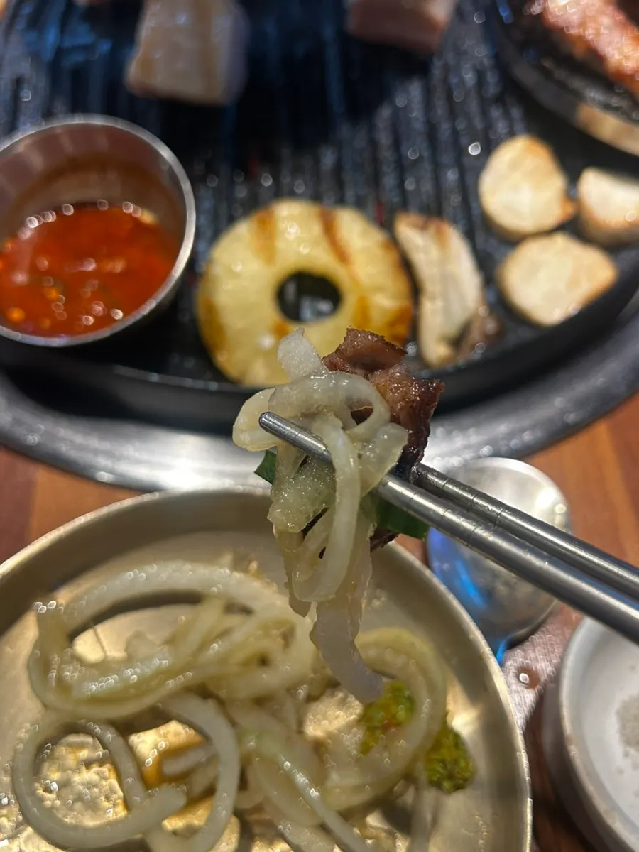 반찬과 함께 차린 고기 상차림