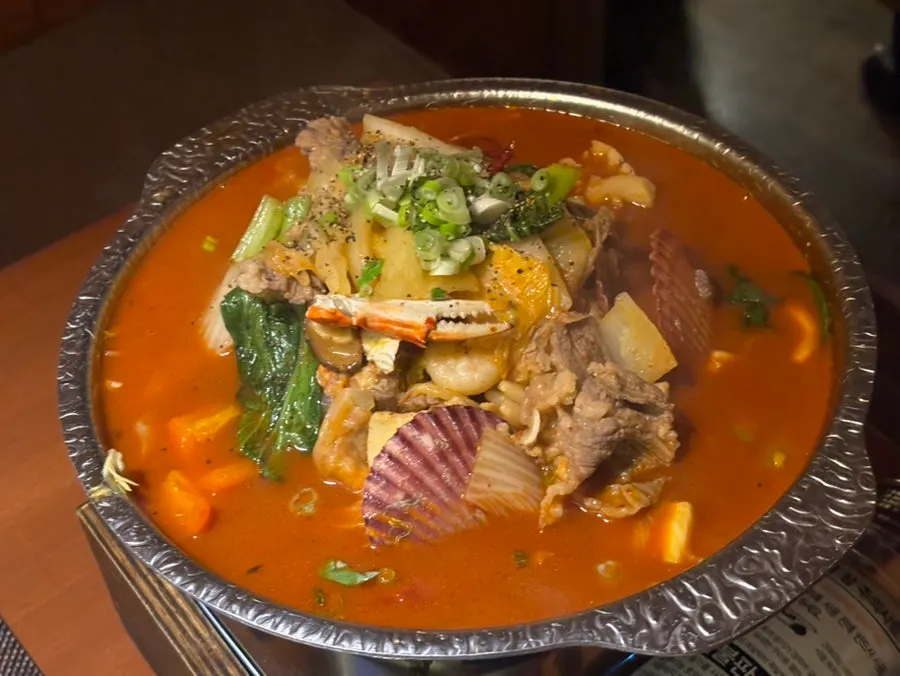 차돌과 해산물이 듬뿍 담긴 차돌탄탄나베