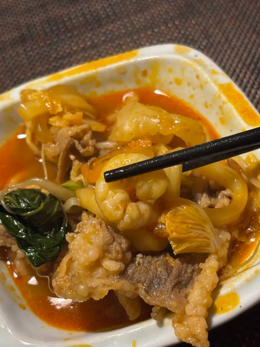 숙주와 차돌을 건져 올린 나베 한 접시