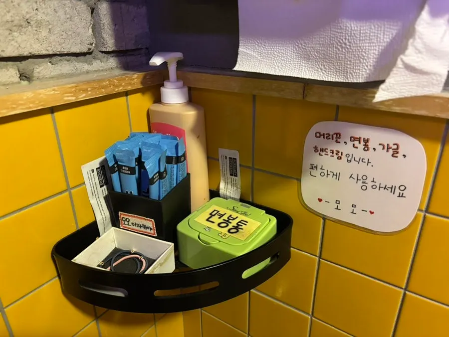 머리끈과 면봉, 가글이 놓인 모모 화장실 비품