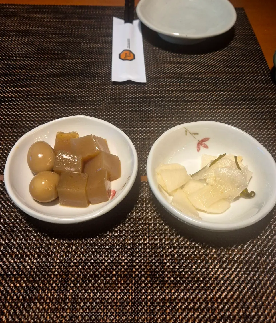 Complimentary side dishes and the ordered main snacks