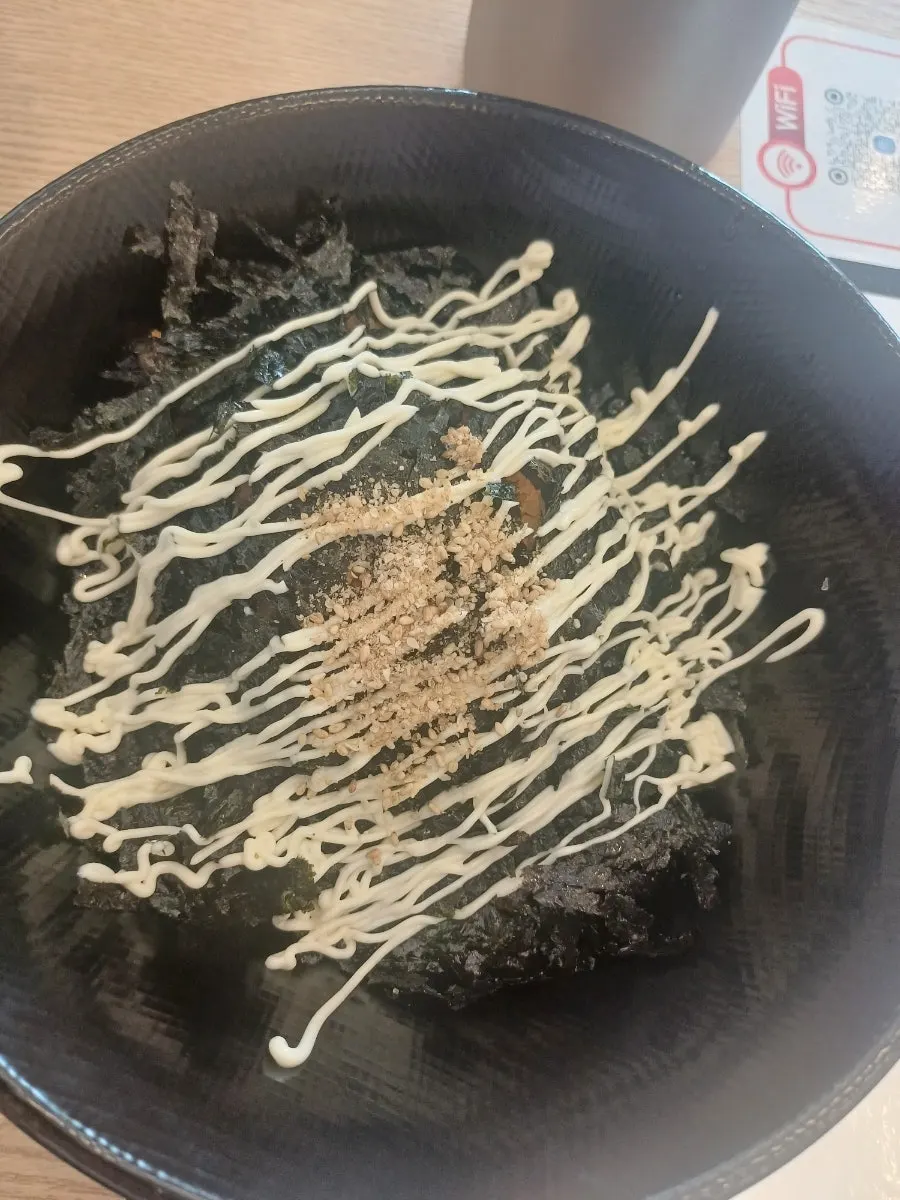 사이드로 주문한 날치알 주먹밥