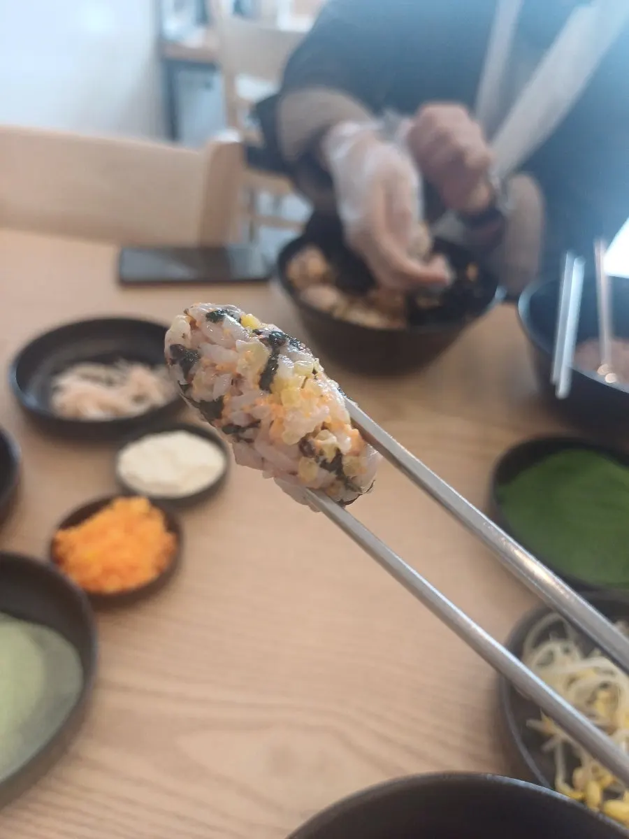 양 많은 날치알 주먹밥 접시