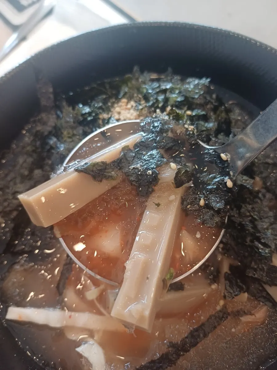 기본 반찬으로 나온 시원한 묵사발