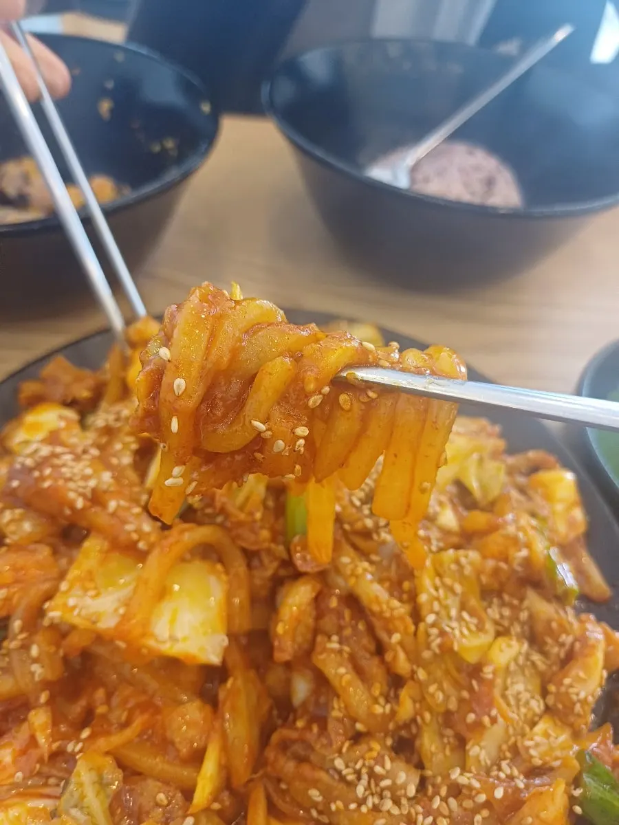 함께 볶아 나온 우동 사리