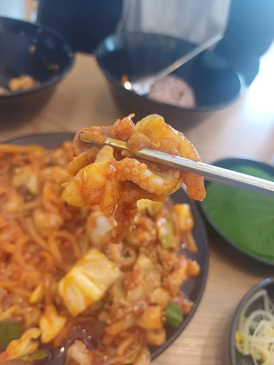 양념에 볶인 쭈꾸미 한 점