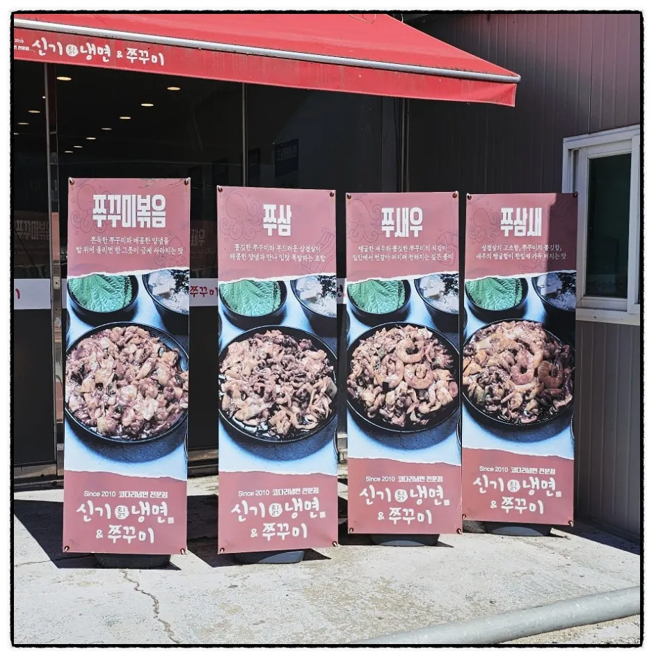 Large parking area in front of and beside the restaurant