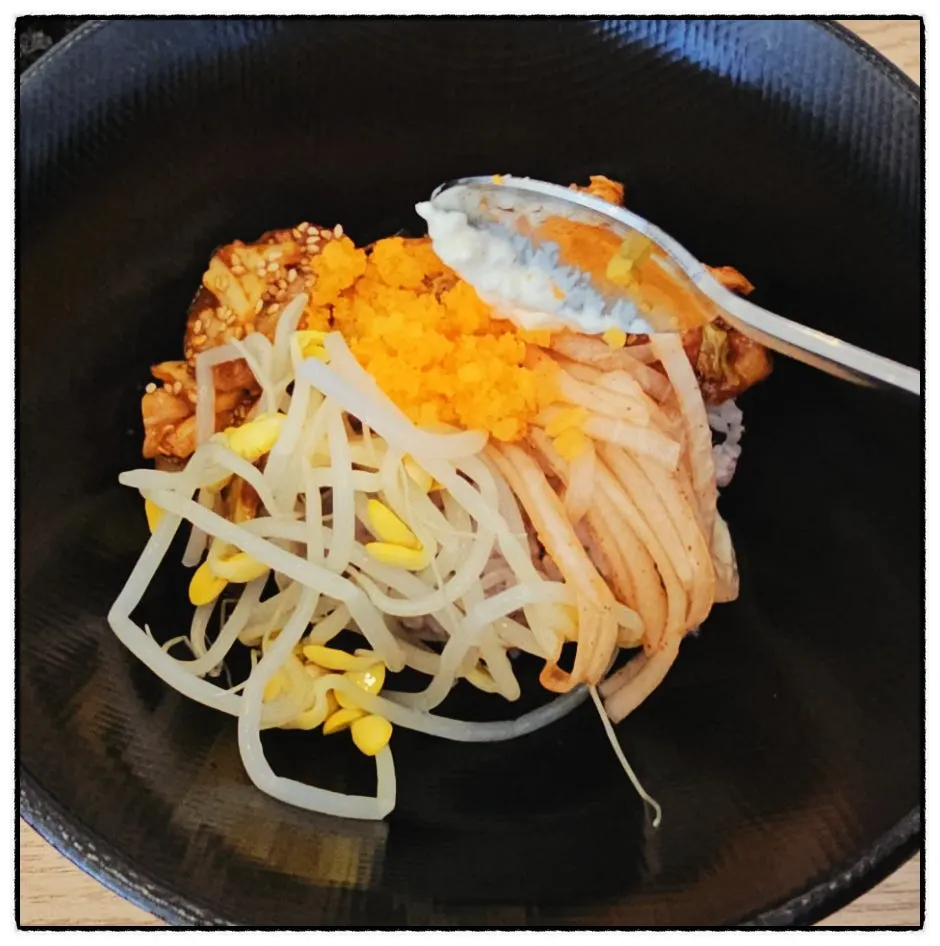 쭈꾸미와 콩나물을 올린 비빔밥