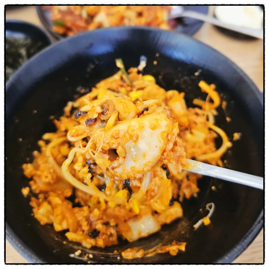 마늘마요와 김가루를 넣은 쭈삼비빔밥