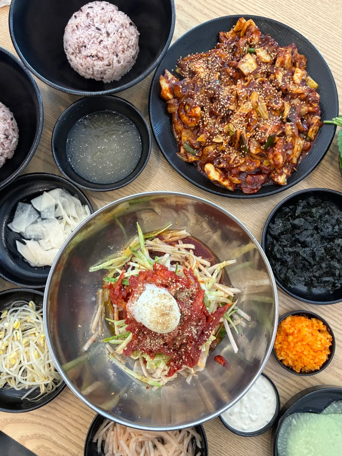 Close-up of codari bibim naengmyeon mixed with sauce