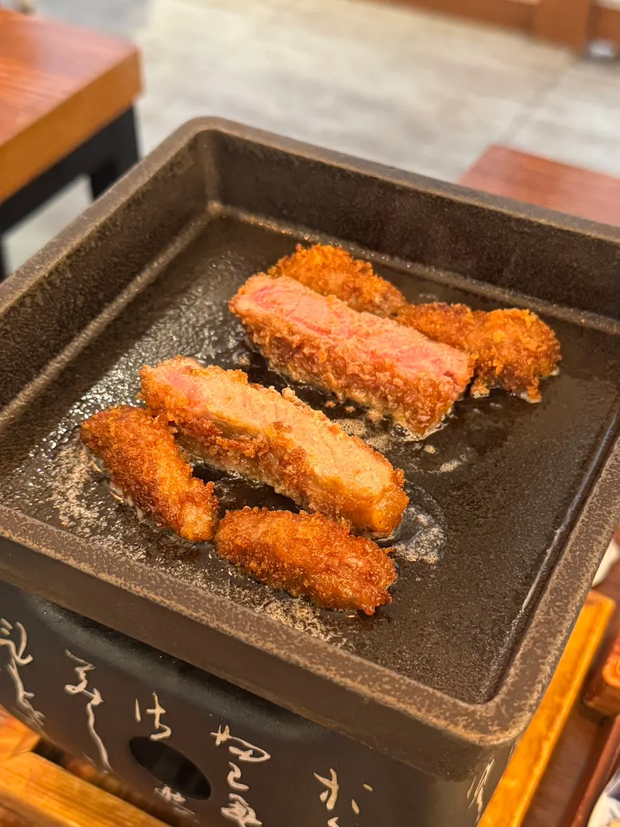 미니 화로에 두세 점씩 올린 규카츠