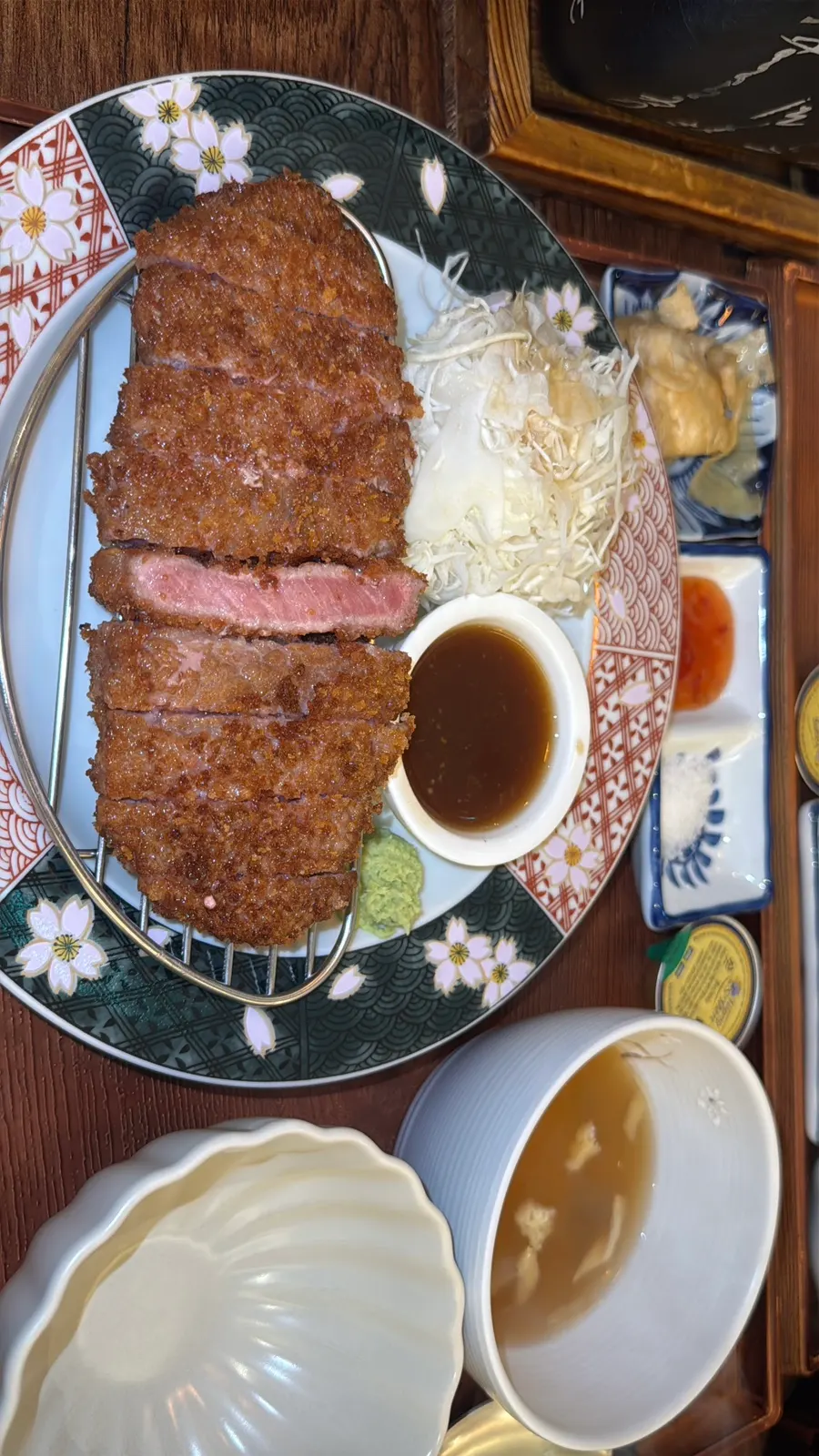 화로에서 구워진 바삭한 규카츠 한 점