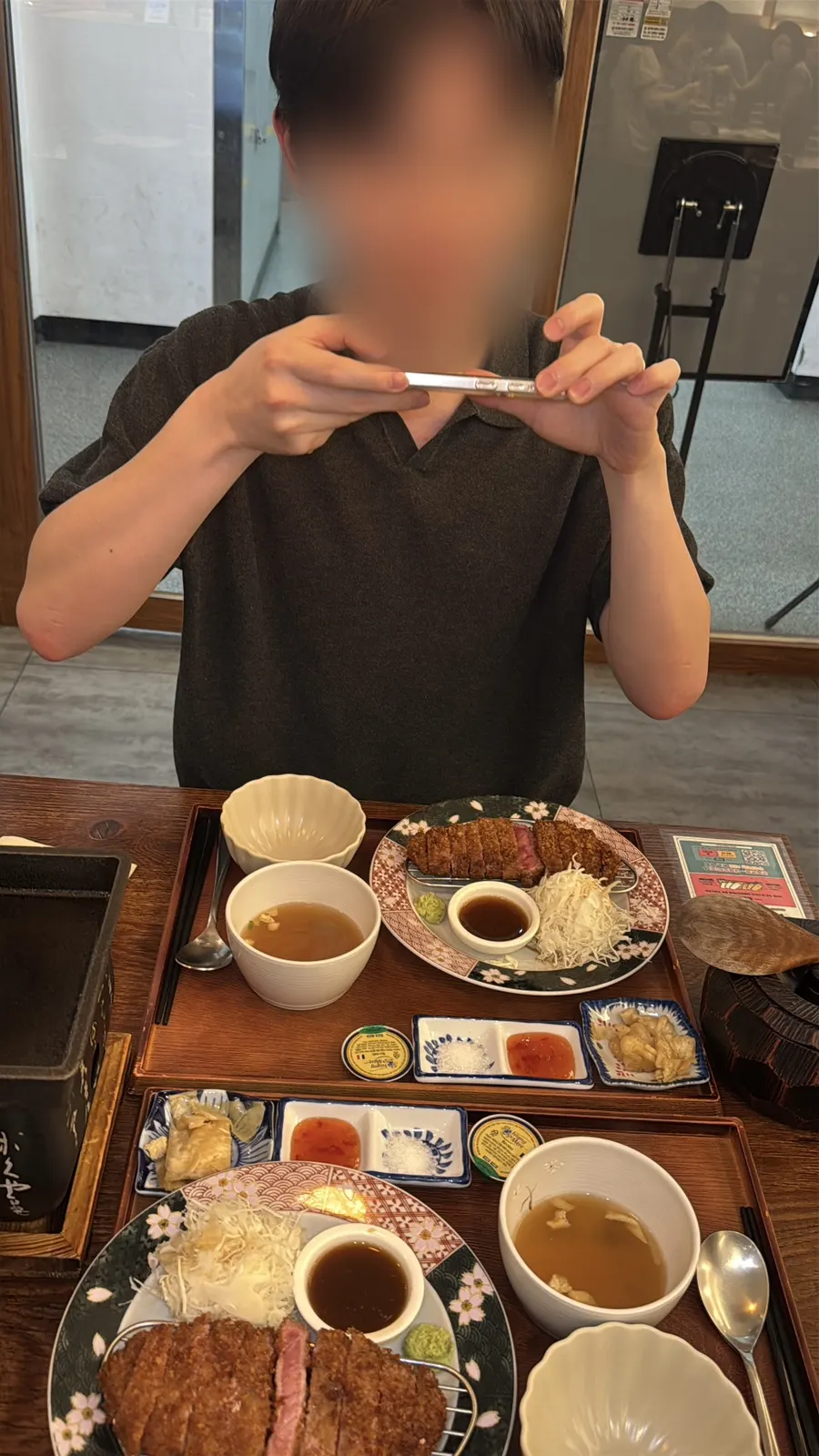 화로 불판에 버터를 녹이는 모습