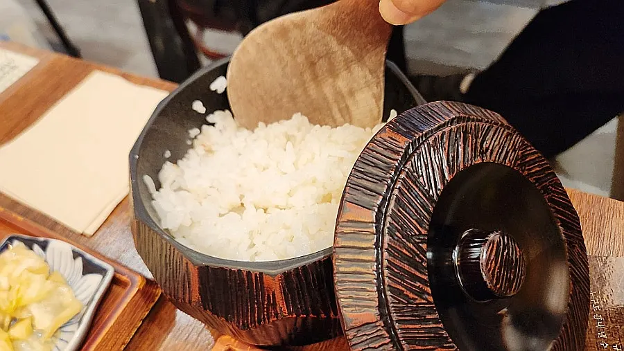 하츠에 담긴 무한리필 밥 한 공기