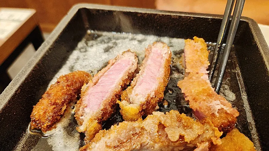 소스에 찍어 먹는 규카츠 한 점