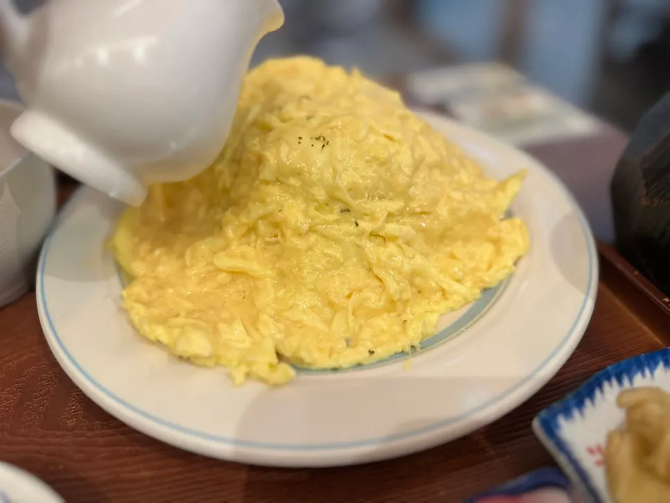 Pouring sauce over the hamburg omurice