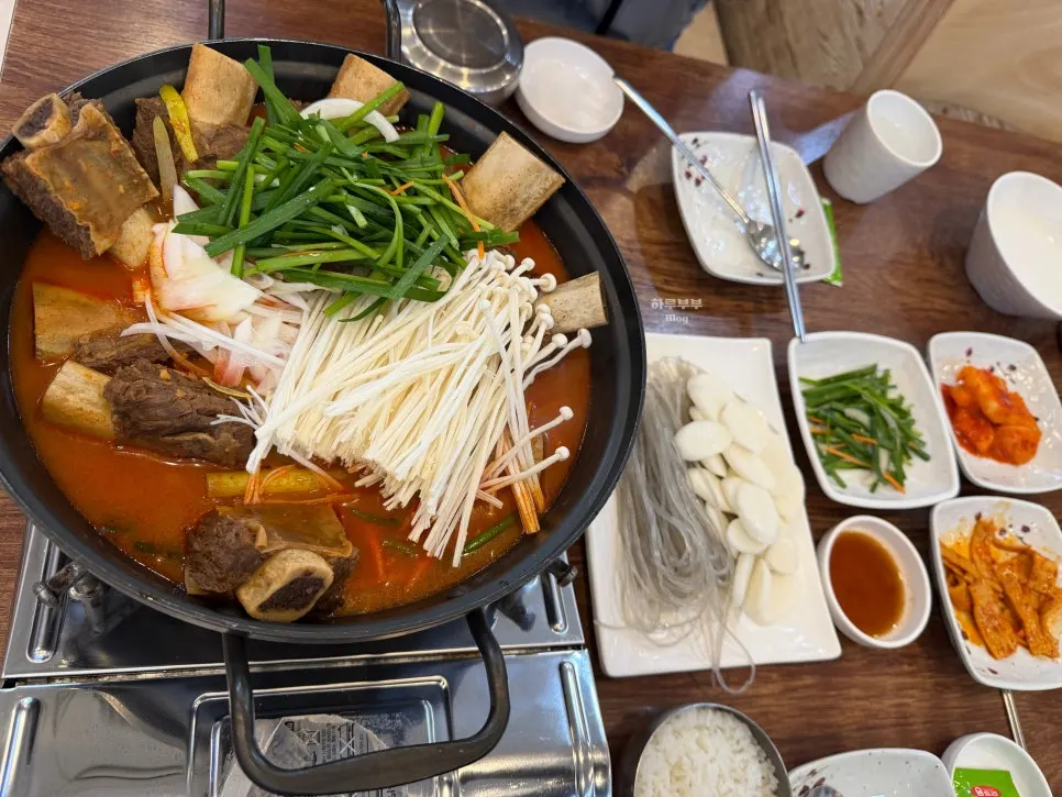 A pot of spicy braised short ribs at Yukdaejang Dangye Musil-jeom