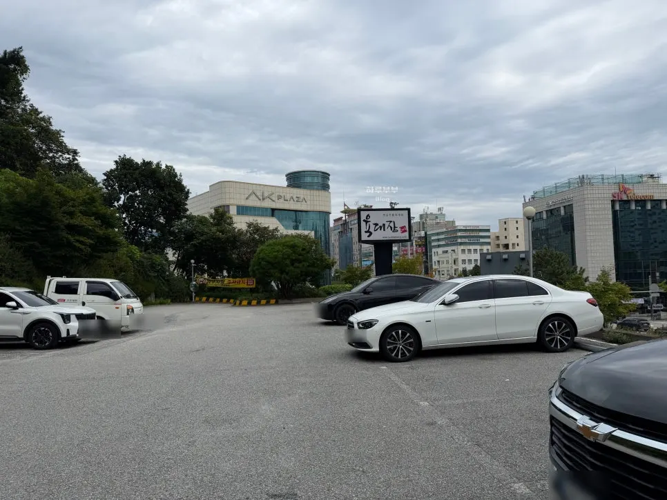 The spacious parking lot connecting to the 2nd floor at Yukdaejang Dangye Musil-jeom