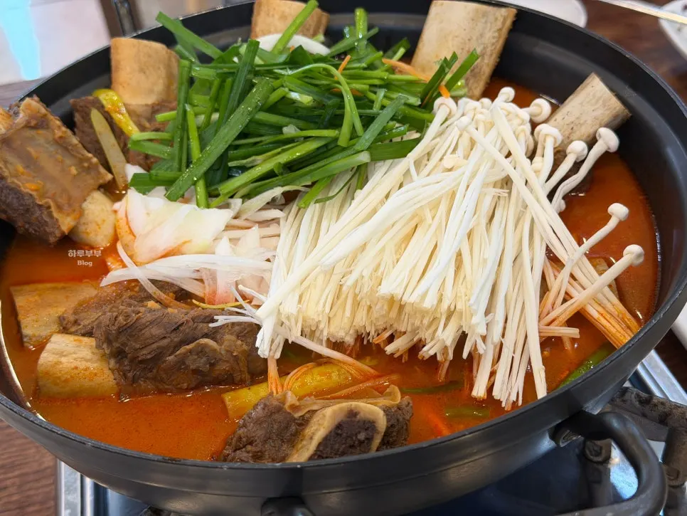 Braised short ribs boiling with glass noodles and rice cakes added