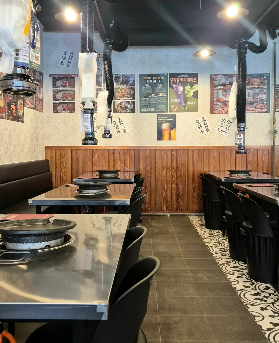 Tidy table area at Yeon Makchang Dangye Branch