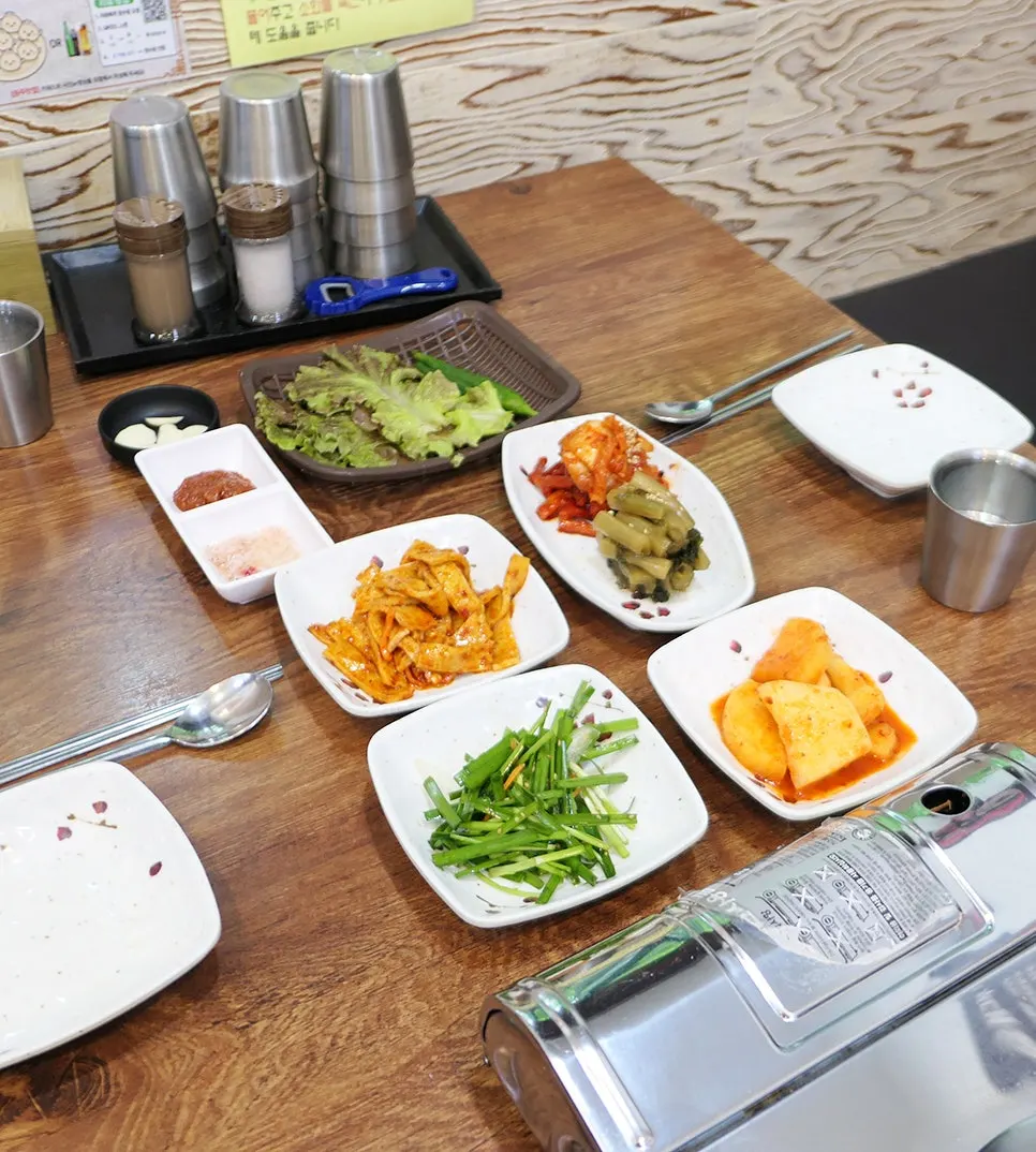 Menu board listing traditional yukgaejang and yukkal-myeon