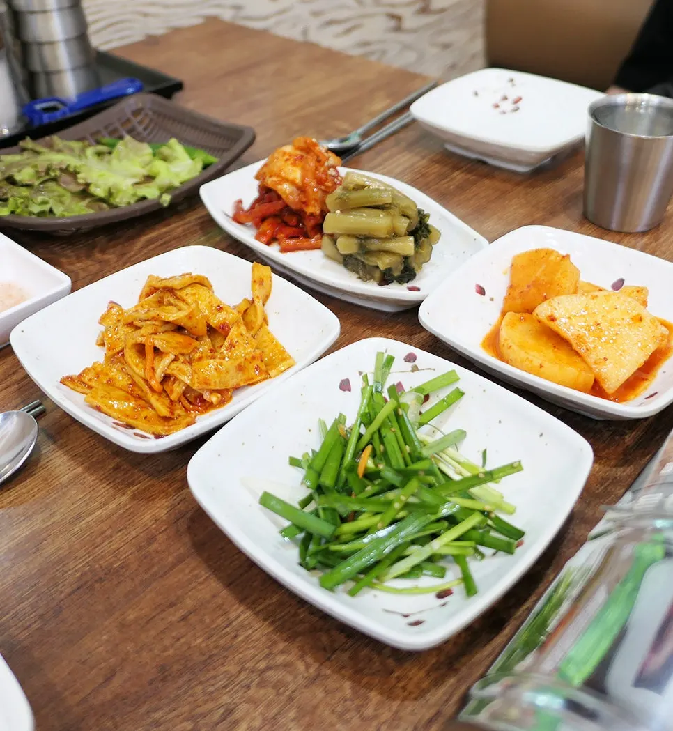 Menu board listing seolleongtang and hot pot dishes