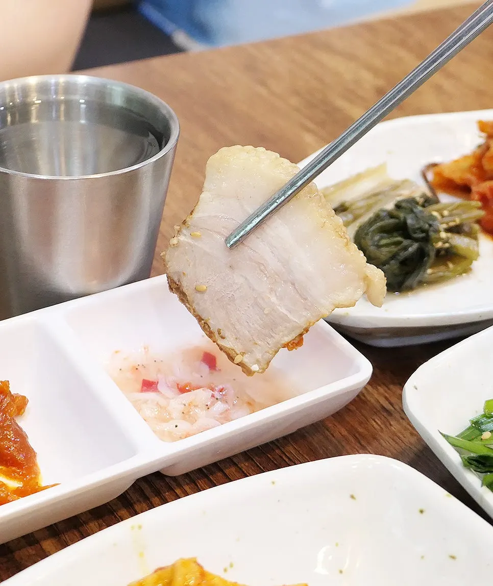 Large hanbang bossam served warm in a pot