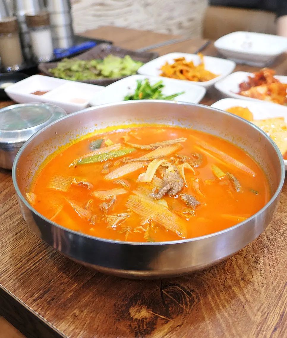 Broth full of toppings in the yukgaejang kalguksu