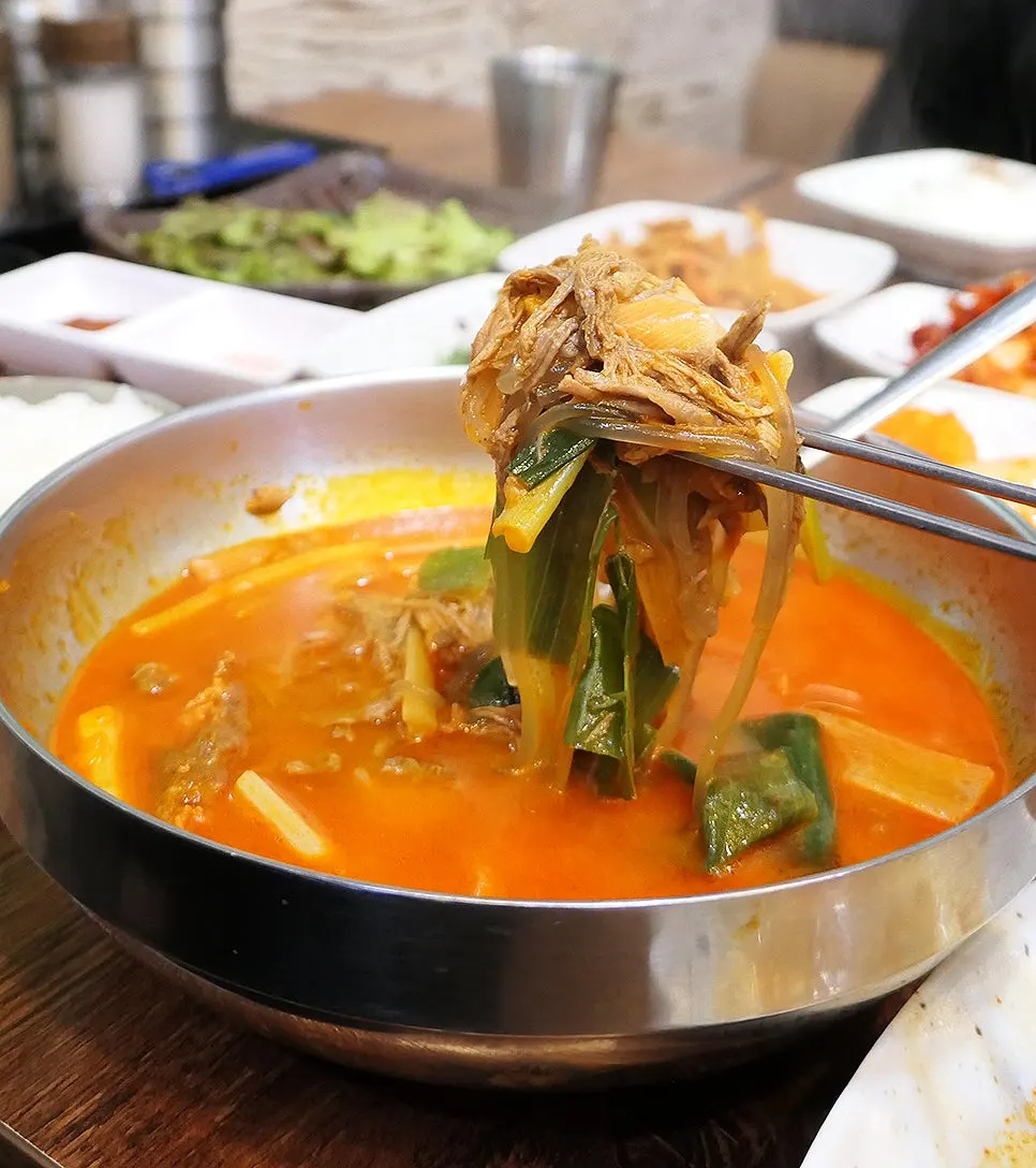 Cha-dol brisket yukgaejang served in a stone pot