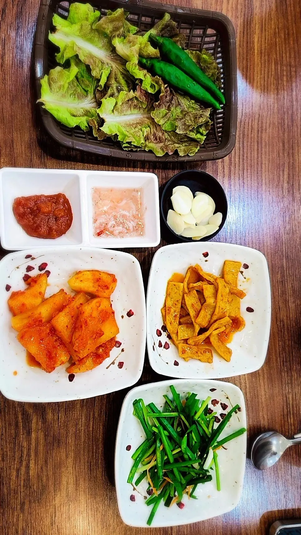 공기밥이 함께 나오는 육대장 육칼면 상차림