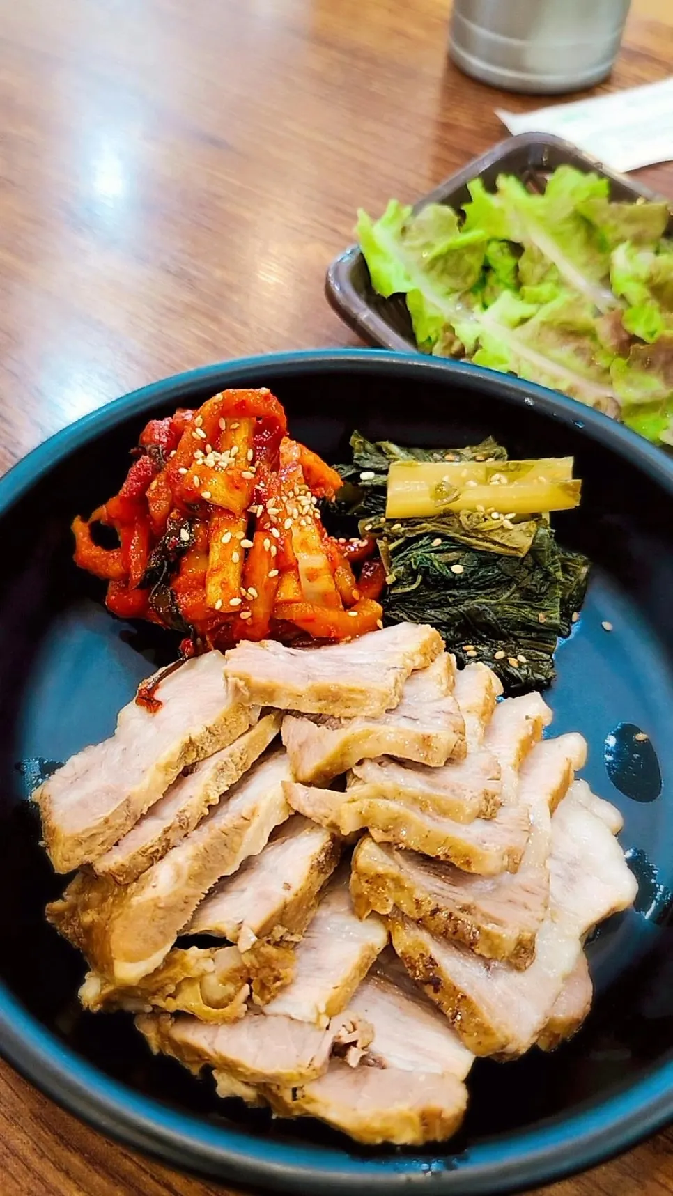 육대장 육칼면 국물과 반찬 구성