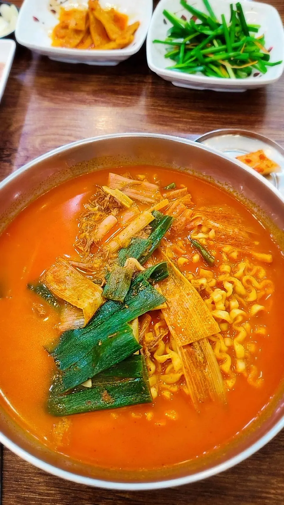 매운맛 1단계 육칼면 건면과 붉은 육수