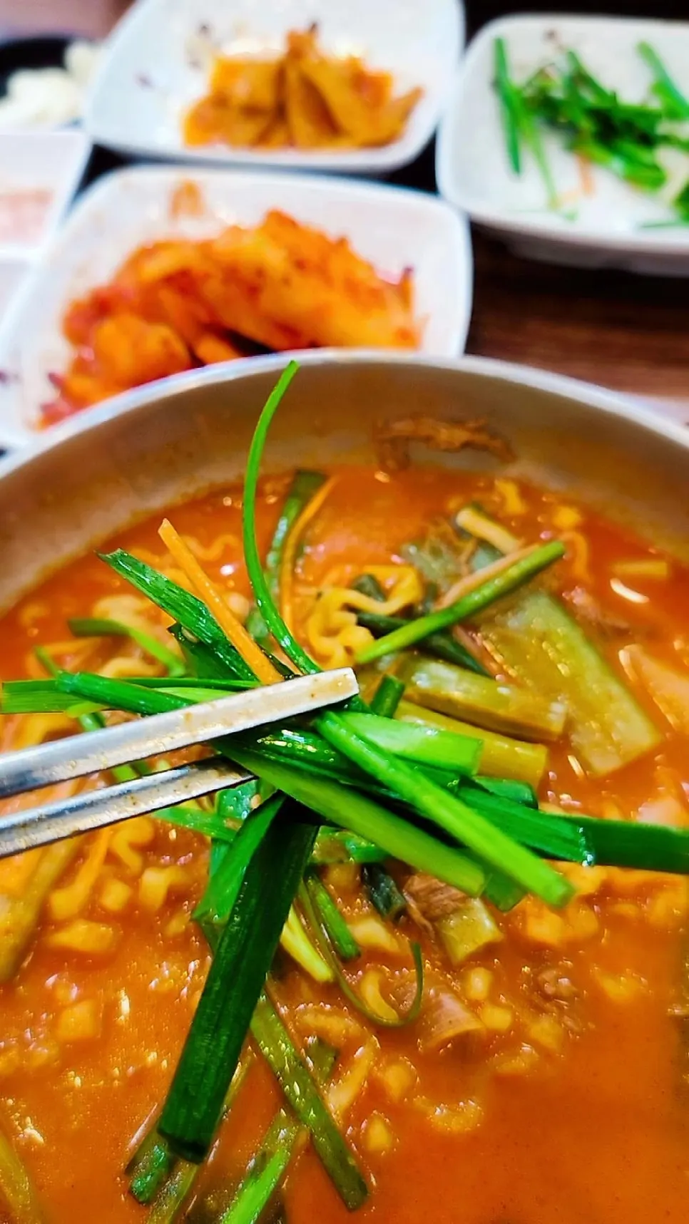 꼬들한 식감의 육칼면 면발 클로즈업