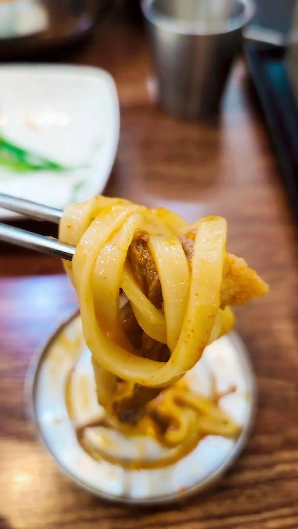 육칼면을 먹고 있는 테이블 풍경