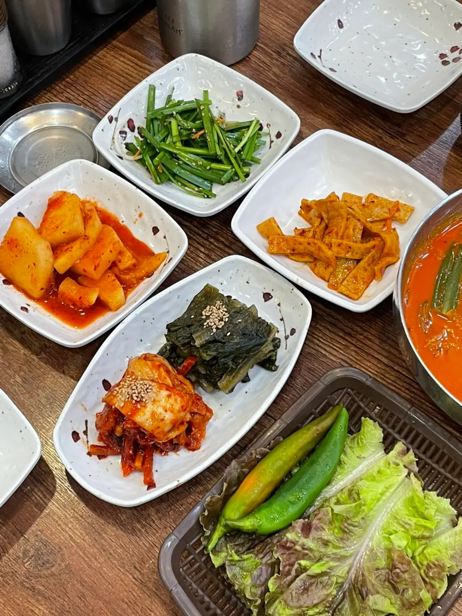 Table set with yukgaejang and bossam
