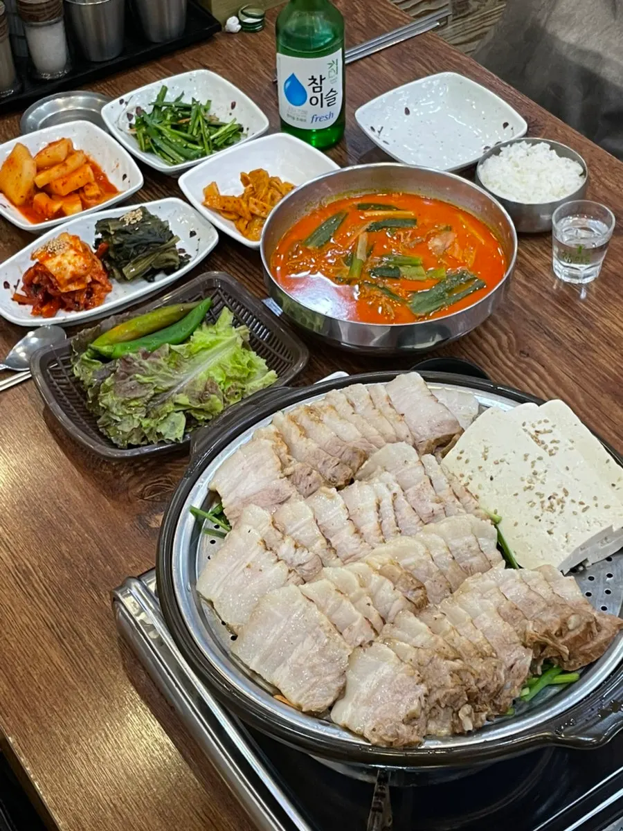 Cha-dol yukgaejang and hanbang bossam table spread