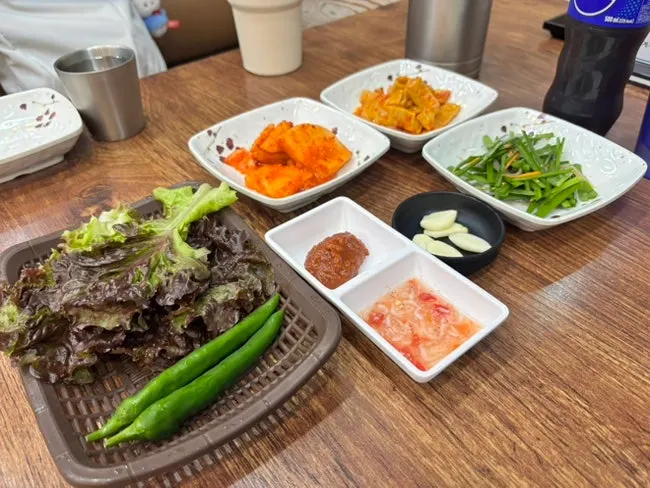 석박지와 양념 오뎅 등 기본 반찬 한 상