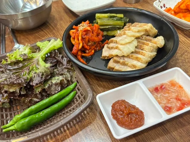 푸짐하게 담긴 한방보쌈 한판