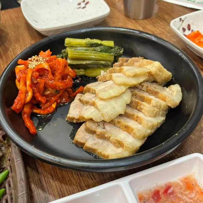 쌈채소와 새우젓을 곁들인 한방보쌈