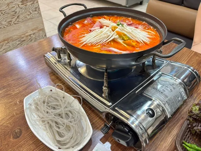 차돌과 생면을 추가한 육개장전골