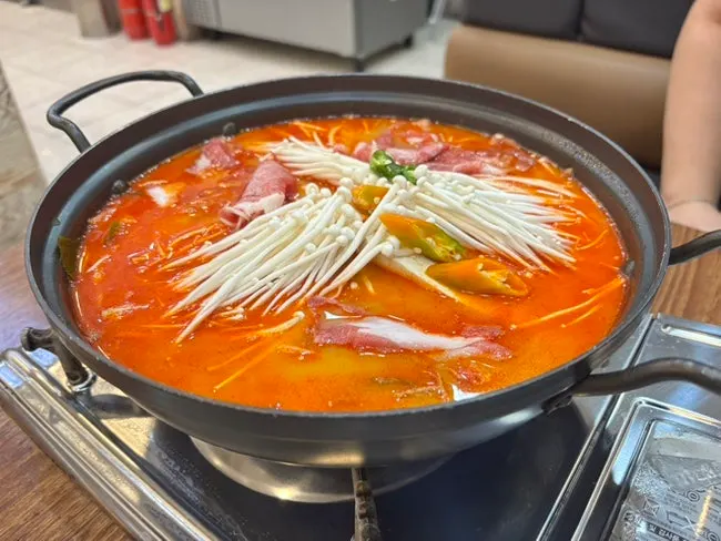 보글보글 끓는 얼큰한 차돌 육개장전골