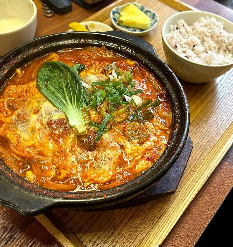 Pork cutlet kimchi nabe served with rice and danmuji