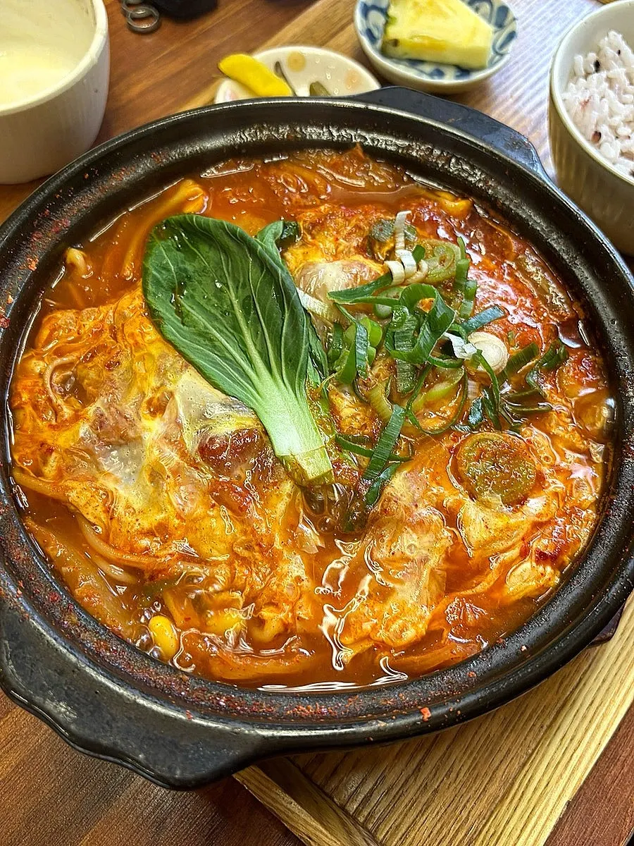 Pork cutlet kimchi nabe loaded with vegetables