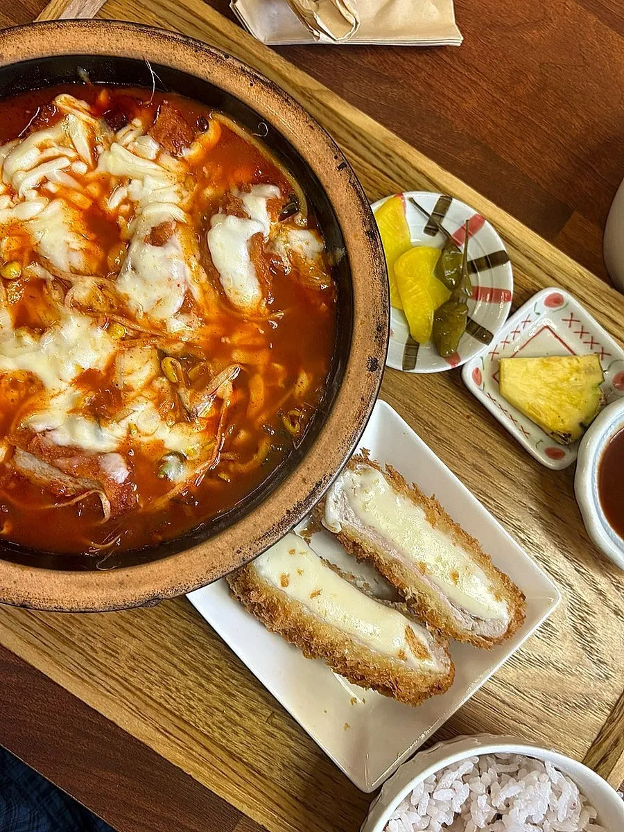 Plump pork cutlet on the cheese-loaded spicy katsu