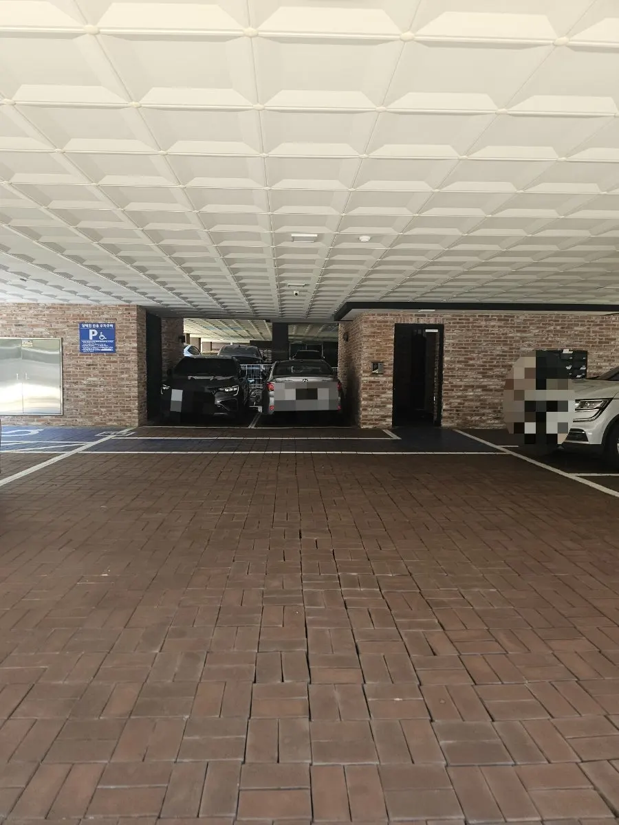 Stylish atmosphere around Uaroom's entrance