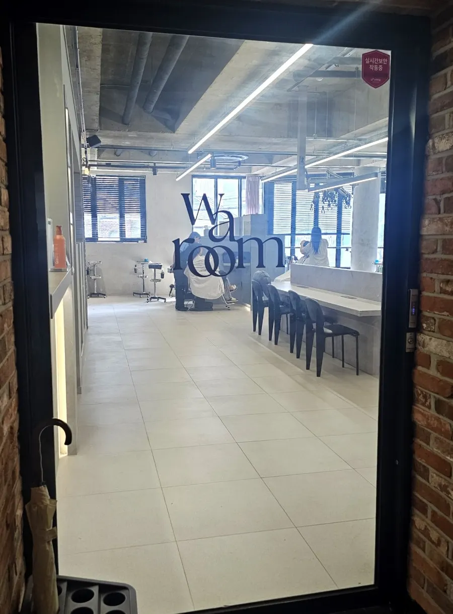 Interior view of the Uaroom hair salon