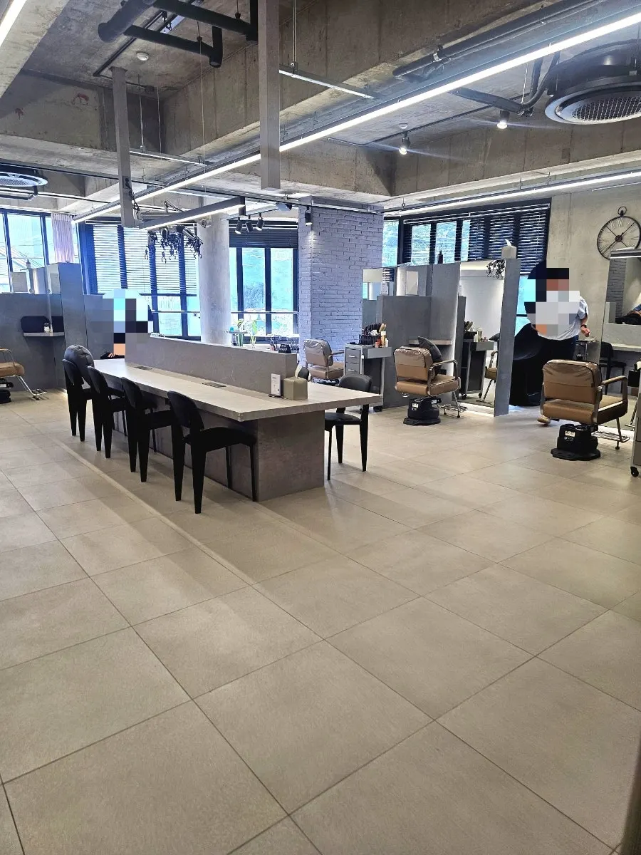 Spacious, tidy treatment area at Uaroom