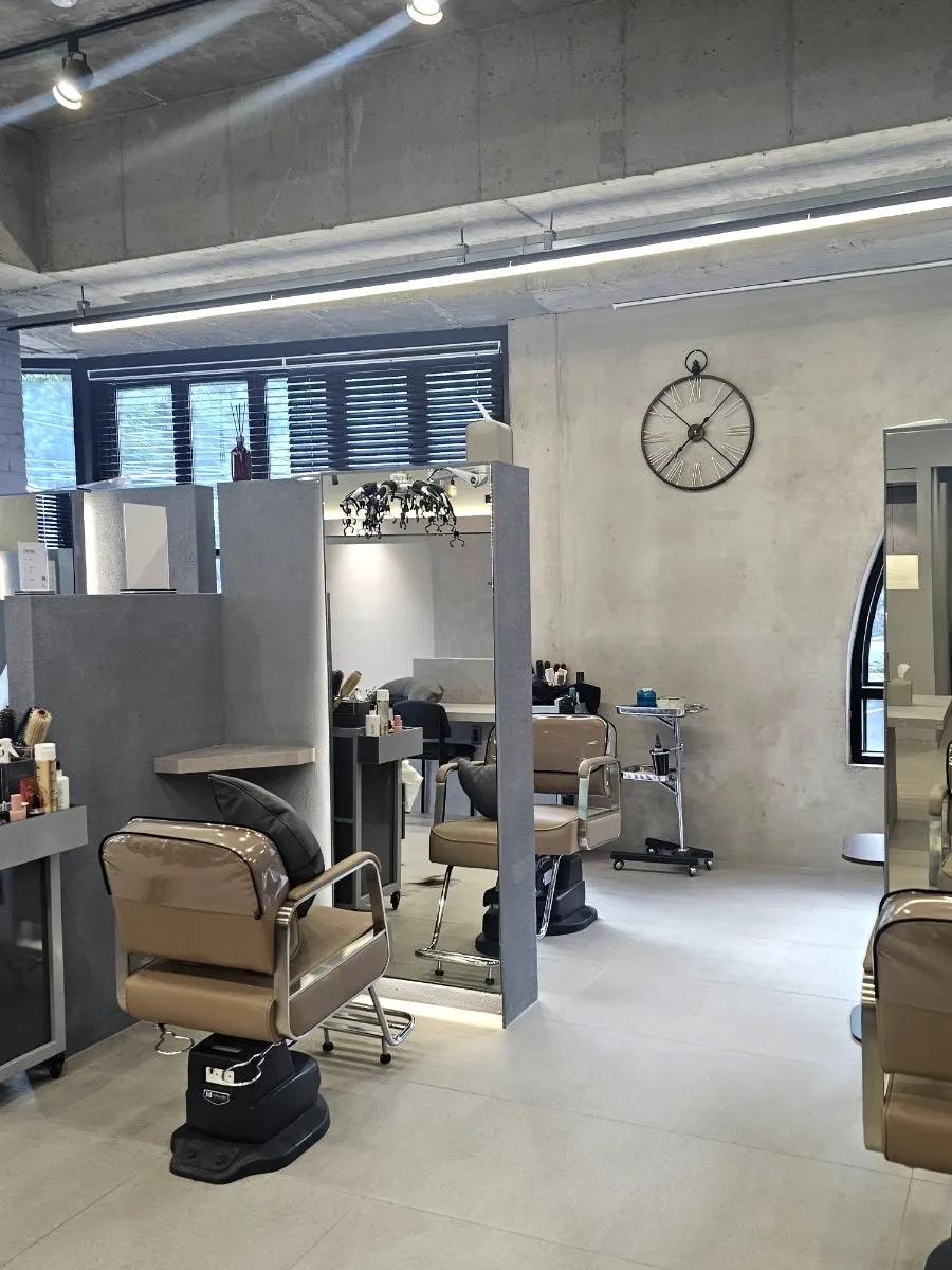 Salon seats and mirrors at Uaroom
