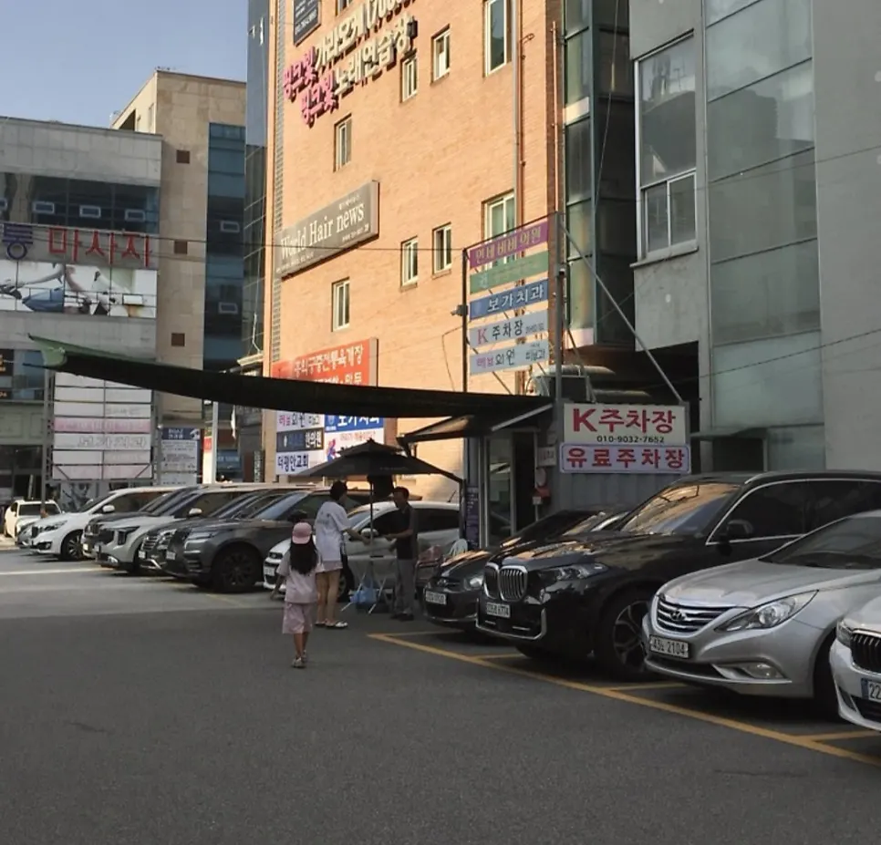 Sign and exterior of Ubookgeum Saenggalbi Seosin Branch on the Seosin-dong main road