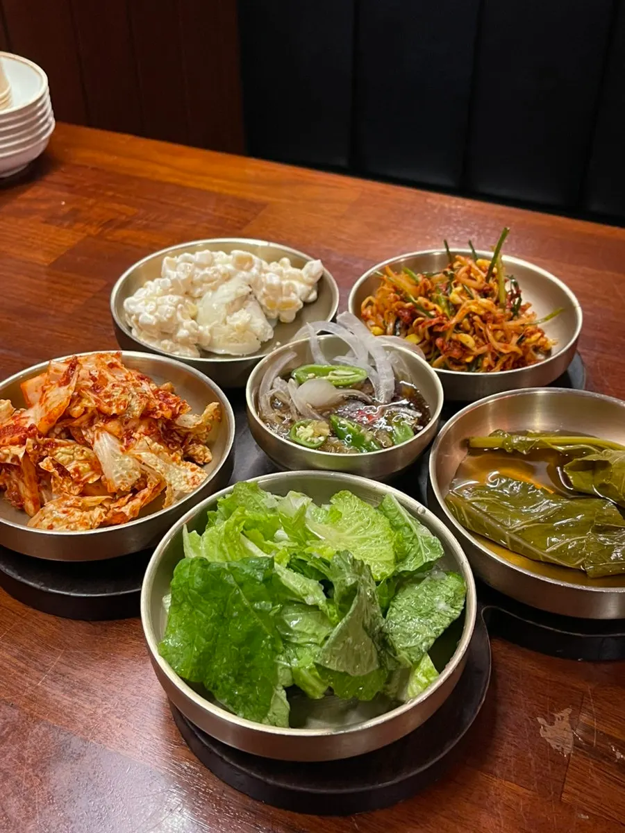 숙성 한돈삼겹세트와 함께 나온 밑반찬 상차림